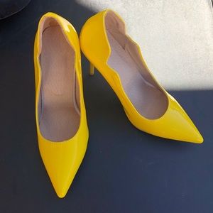 💢ON HOLD💢Brand new never worn yellow scalloped